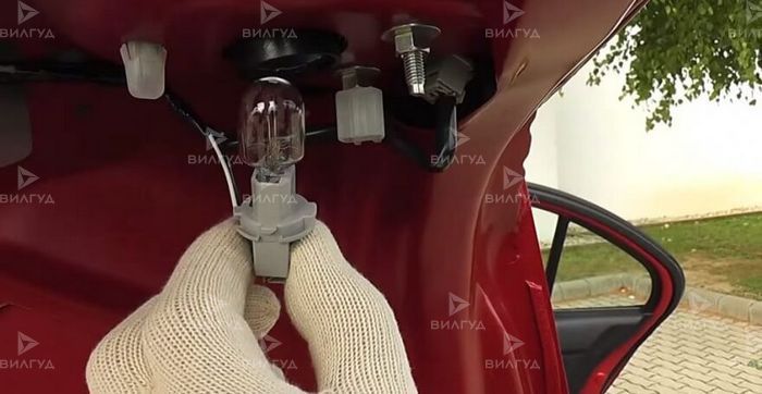 Замена лампы стоп сигнала Alfa Romeo 146 в Тольятти