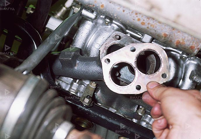 Замена прокладки приемной трубки Mazda 5 в Тольятти